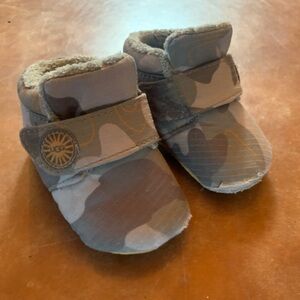 Ugg Infant used camo booties size 2/3